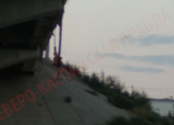 Астраханские дети сделали качели из кабеля, без связи может остаться полрайона