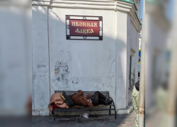 В Астрахани у Башни Спасо-Преображенского монастыря обосновался бомж