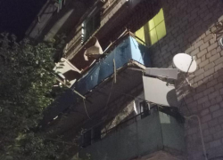 В Астраханской области обрушился балкон квартиры, пострадали двое