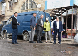 Игорь Седов провёл выездное совещание на месте прорыва канализации на Больших Исадах 