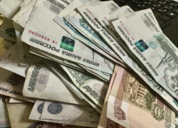 Стало известно, кому в Астраханской области много платят