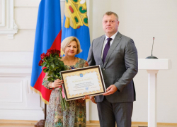 Игорь Бабушкин вручил почётные грамоты и благодарственные письма астраханским педагогам