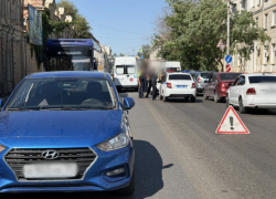 Дети выбежали на дорогу в центре Астрахани и спровоцировали ДТП