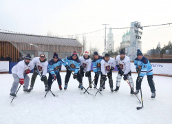 В канун нового года астраханский губернатор сыграл в хоккей в Кремле