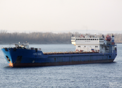 На судоходном канале в Астрахани сел на мель сухогруз