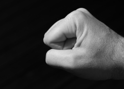 Астраханец нанес полицейскому комбо из ударов 