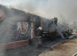 В Астрахани сгорела шашлычная "На углях"