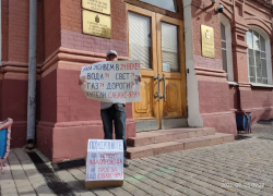 Астраханец устроил пикет у резиденции губернатора, чтобы собрать деньги на водопровод в Сабанс-Яре 