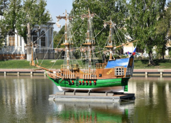 Исторический фрегат «Орел» пришвартовался в Варвациевском канале Астрахани