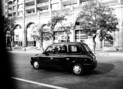 Астраханский таксист обворовал иностранку