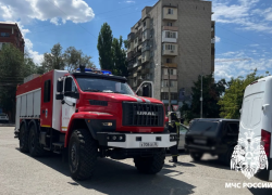 В Астрахани пожарные вызволили девочку из заблокированной нагретой машины