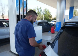 Стал известен график работы заправок в Астрахани на сегодня: где и кому положено 