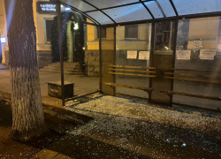 Молодой астраханец разгромил остановку в центре города