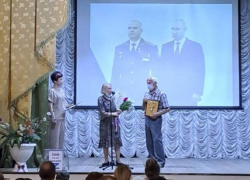 В Астраханской области родителям Героя России вручили знак "Восхищение"