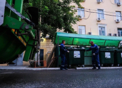 В Астраханской области старые мусорные контейнеры меняют на новые