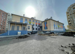 Полумордвинов сделал замечание строителям детского сада в астраханском микрорайоне Бабаевского