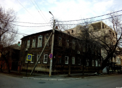 Рядом с территорией Астраханского кремля загорелся жилой дом