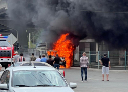 В Астрахани горят автомобили