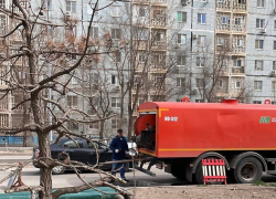 В Астрахани устранят последствия коммунальной аварии на одной из улиц