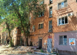Астраханцам разрешили забрать вещи из полуразрушенного дома на Ляхова
