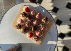 Сладкий подарок с сюрпризом: почему букеты из клубники в шоколаде становятся популярнее цветов