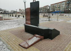 В Астрахани вандалы разгромили памятник участникам Великой Отечественной войны