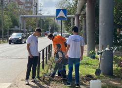 В Астрахани у дорог продолжают устанавливать изображения мальчика-пешехода