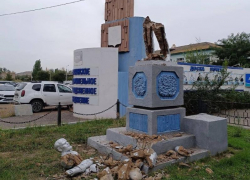  Одни ноги остались от памятника Ленину в Советском районе Астрахани