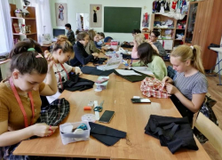 Астраханские преподаватели и студенты изготавливают изделия для бойцов СВО