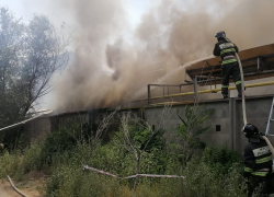 Дом, гараж и две машины: в Астрахани потушили крупный пожар
