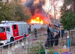 Крупный пожар в Трусовском районе Астрахани тушили около трёх часов