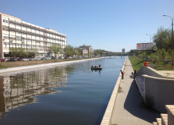 Крупный застройщик сбрасывал строительный мусор в астраханский канал