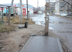 Астраханцы пожаловались на изъяны нового тротуара в переулке Универсальный