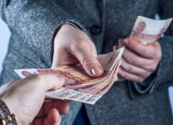 Астраханцы стали меньше одалживать и занимать денег