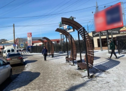 Астраханцам объяснили странный вид скамеек у автовокзала