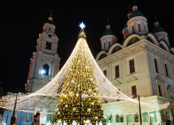 Застройщики - городу: главную новогоднюю ёлку Астрахани помогла установить «Искра»