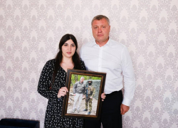 Игорь Бабушкин сфотографировался с мобилизованным и вручил снимок его жене 