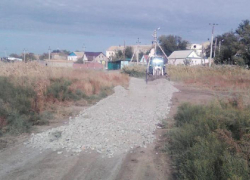 В Астрахани муниципальные предприятия занимаются подсыпкой грунтовых дорог