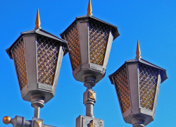 Астраханец, осужденный за угрозу убийством, напал на уличные фонари