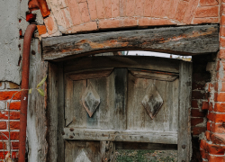 Самые загадочные двери Астрахани: так и манят 