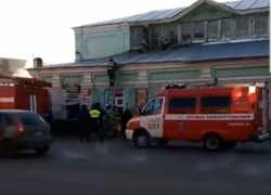 В Астрахани загорелся торговый павильон на Трусовском рынке