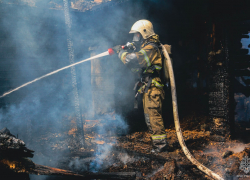 В Астрахани на улице Славянской сгорел дом площадью 90 кв. м 