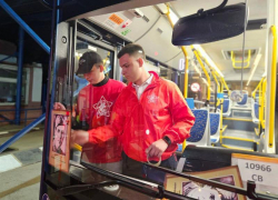 Волонтеры украсили 200 астраханских автобусов ко Дню Победы