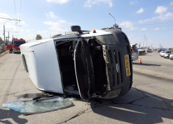 В Астрахани перевернулась маршрутка с пассажирами