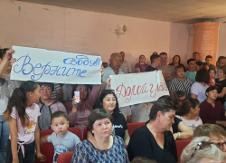 Жители Хошеутово Харабалинского района грозят перекрыть железную дорогу, если им не вернут воду и трубы