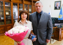 Игорь Бабушкин вручил доктору медицинских наук Аделе Умеровой знак отличия «Честь и Слава»