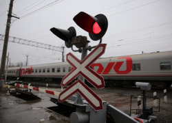 В Астрахани ночью ограничат автодвижение через железнодорожный переезд