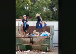 Астраханские дети крутили сальто в бункере для мусора 