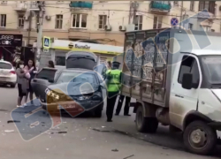 В Астрахани хлебовозка спровоцировала ДТП: пострадал годовалый ребенок