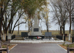 Астраханский минстрой проверил благоустройство Парка Победы в селе Ватажное